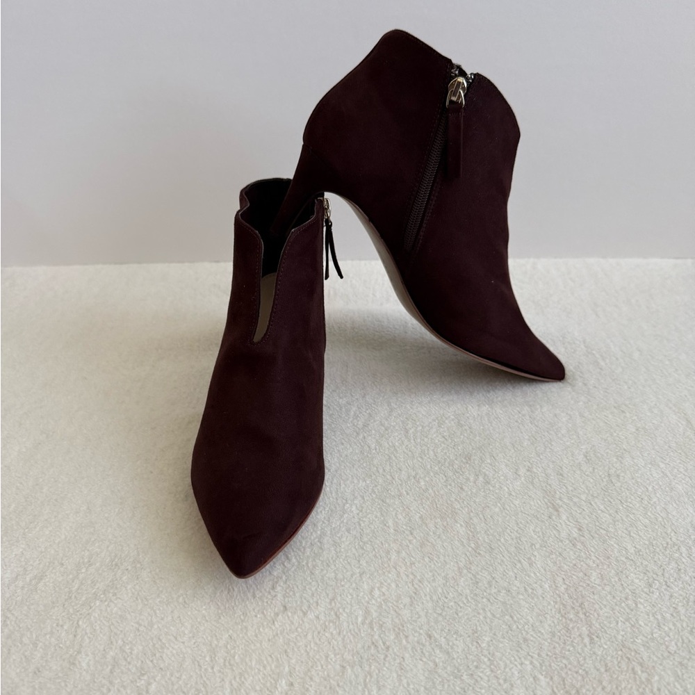 Tahari Pointed Toe Suede Ankle Boots Size 7